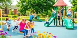 Kinder spielen auf einem bunten Spielplatz in Bamberg.