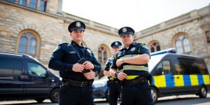 Polizisten patrouillieren vor jüdischer Einrichtung