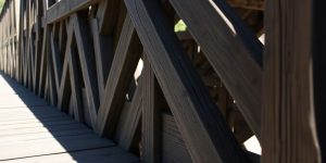 Holzbrücke über Fluss, detaillierte Bauweise