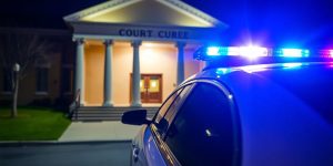 Polizeiauto vor Gerichtsgebäude in Bamberg bei Nacht