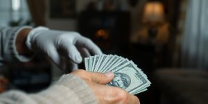 Betrüger täuscht Seniorin mit Handwerker-Trick.