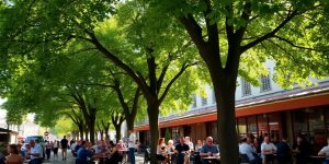 Belebtes Straßencafé mit Linden