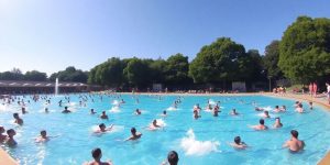 Belebter Pool mit Schwimmern