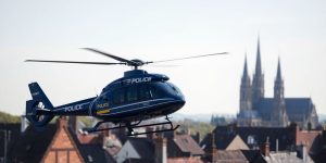 Polizeihubschrauber fliegt über Bamberger Dächer und Dom.