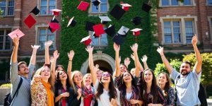Jubelnde Studenten vor Universitätsgebäude