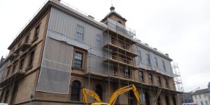 Baustelle am Forchheimer Rathaus, Baugerüst, Bagger