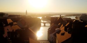 Sonnengeflutete Bamberger Dächer, Hitzeflimmern über der Regnitz.