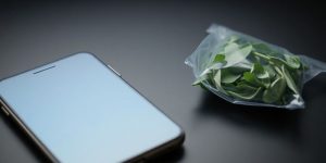Dunkles Smartphone mit Drogenpaket