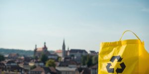 Gelber Sack vor Bamberger Stadtsilhouette