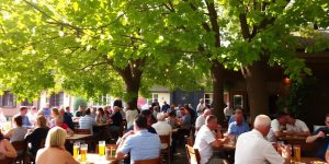 Gemütlicher fränkischer Bierkeller mit Besuchern
