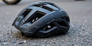 Fahrradhelm liegt auf der Straße nach Unfall.