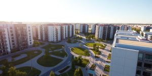 Modernes Stadtquartier mit Wohngebäuden und Grünflächen