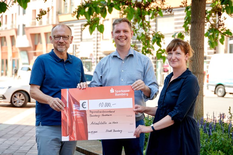 10 000-Euro-Scheck für Bambergs „Schutzraum im Hain“