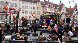 Menschen feiern mit Musik und Theater in Bamberg