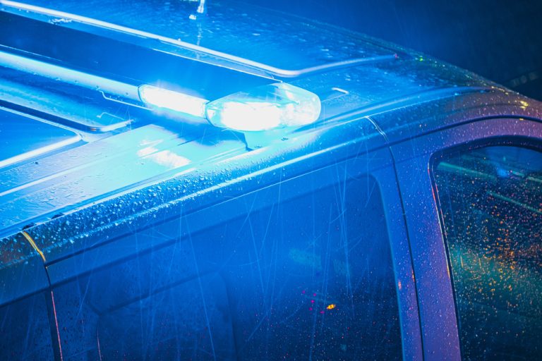 Tragödie im Hotel: Sohn im Koma nach tödlichem Angriff auf seine Mutter