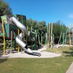 Schockmoment für Anwohner: Kleinkind bei Verkehrsunfall vor Spielplatz verletzt