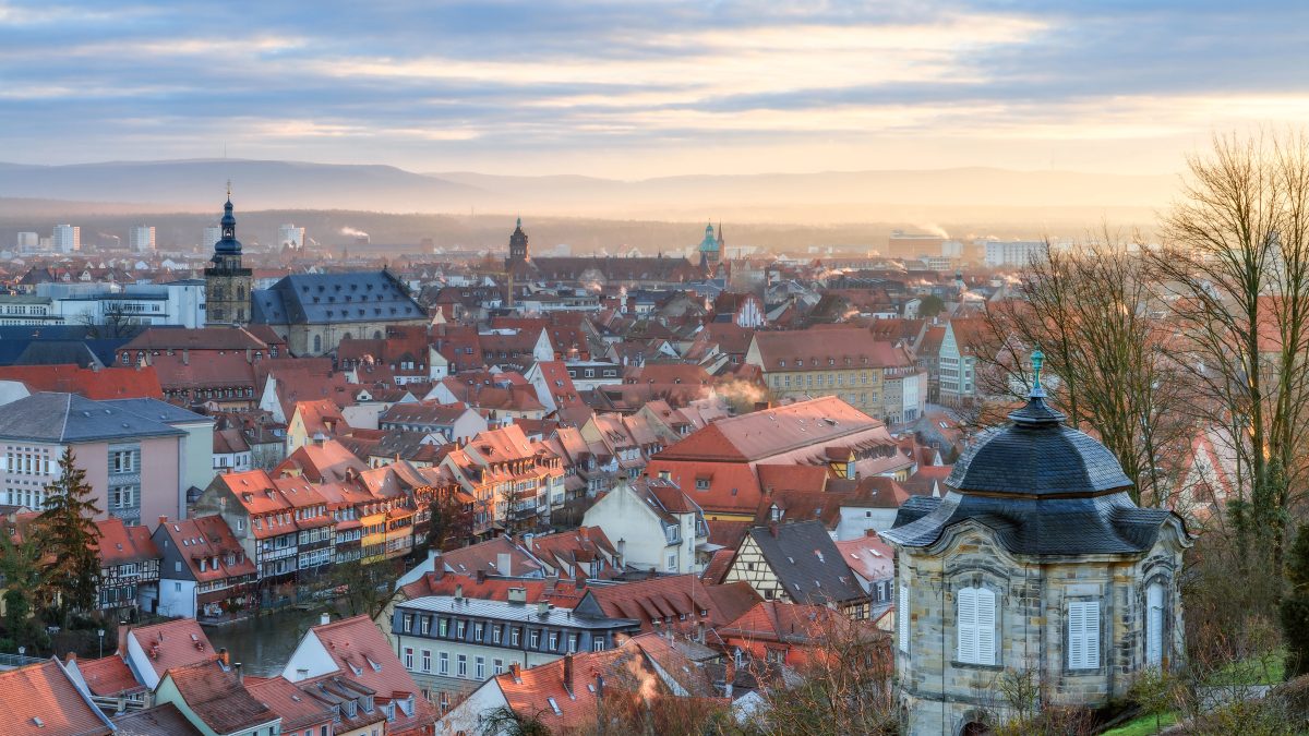 Radfahrer unter Drogen kracht in Bamberg gegen Fahrzeug