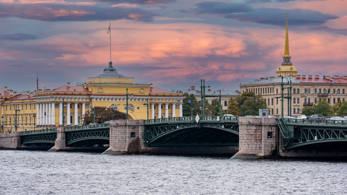 Militärangehöriger in St. Petersburg durch Autoreiß ausgeblendet: Ehefrau verwundet.