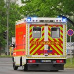 Rückwärtsfahrendes Auto verletzt Mechaniker in Bayern bei Bremsfehler.