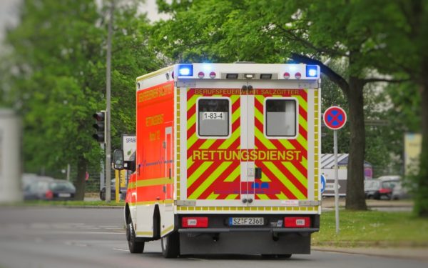 Rückwärtsfahrendes Auto verletzt Mechaniker in Bayern bei Bremsfehler.