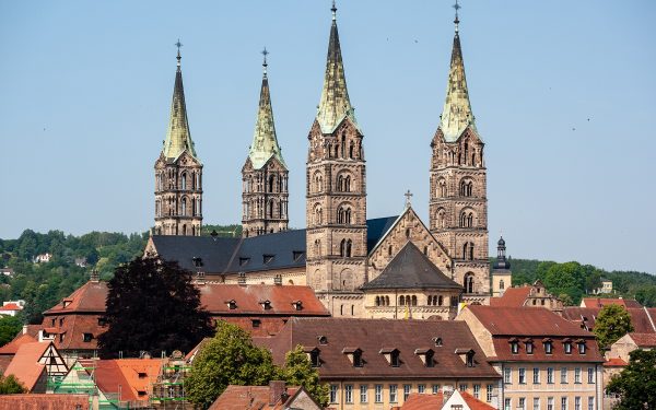 Universität Bamberg präsentiert Forschung zu Emaillekunst im Museum